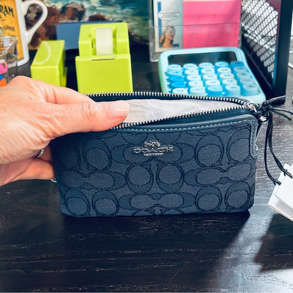 🌟NWT Going Quickly! Coach Corner Zip Denim Signature Wristlet!🌟 - Picture 3 of 6